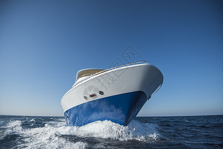 豪华私人机动汽车海上航行游艇 海洋 蓝色的图片