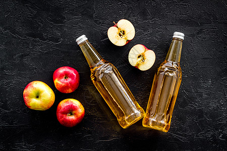 黑色背景最上视图上的苹果苹果汁醋瓶图片