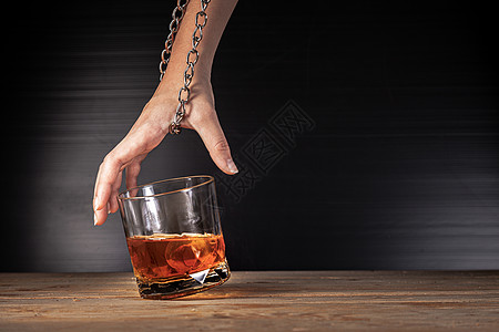 酒精主义概念 手锁锁链 一杯威士忌停止 饮料图片