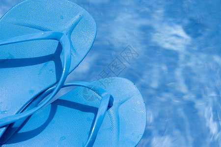 游泳池上的蓝翻滚 闲暇 旅行 沙滩装 鞋 旅游 夏天图片