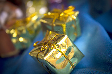 包裹着闪亮的礼品包装盒 假期 庆典 问候语 季节性的背景图片