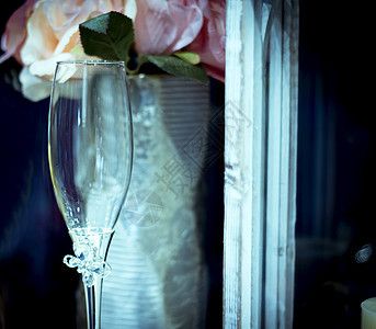 桌子顶部的眼镜 结婚装饰 夫妻 香槟酒 美丽图片