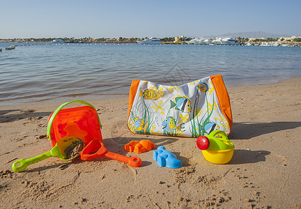 沙滩上的海滩袋和玩具图片