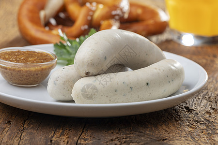 巴伐利亚白香肠配椒盐卷饼 啤酒 木制的 美食 香菜图片