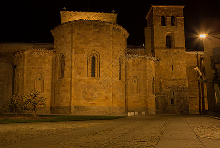西班牙阿维拉圣佩德罗 古老的 柱子 基督教 城市景观 夜间摄影图片