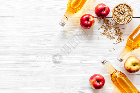 白木木背景上的苹果苹果醋瓶顶视图空间复制空间图片