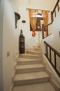 豪华别墅的马桶楼梯上 有木布棚 栏干 地面 度假别墅图片
