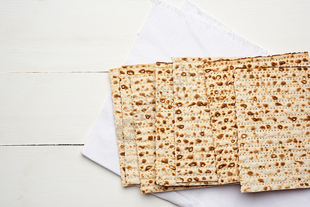 白木本底的烤方形堆叠 以色列 小吃 食物 木板图片