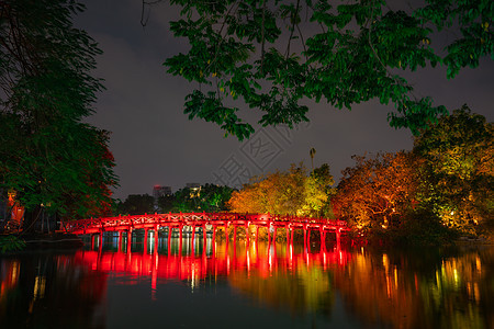 Huc桥和Ngoc Son寺庙夜景图片