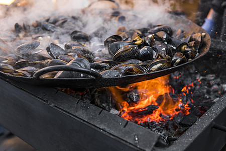 在烤盘的新鲜贻贝 户外海鲜烧烤 野餐健康食品 带壳贻贝 大量的贻贝壳在大型金属锅中烹饪 营养 厨房图片
