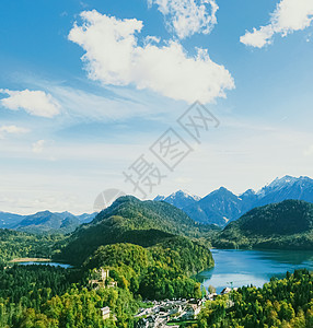 欧洲阿尔卑斯山的美丽自然 春季高山 湖泊和村庄的景观 旅游和目的地 森林 草地图片