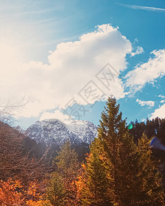 欧洲阿尔卑斯山的美丽性质 秋季高山 湖泊和村庄的风景 旅行和旅游目的地等 山脉 美丽的图片