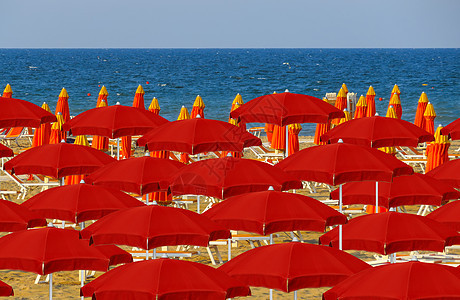 Rimini - 海滩上的红雨伞图片