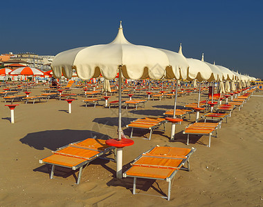 Rimini - 白色雨伞和防晒罩 天 海岸高清图片
