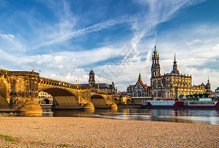 Elbe河和Augustus桥的德累斯顿市天线全景 吸引力图片