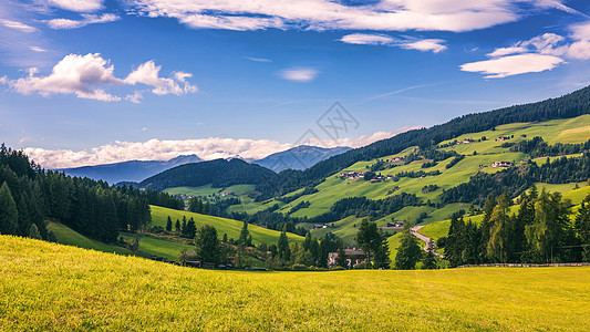 Dolomites山脉和传统村庄 北北部 教会 明信片图片