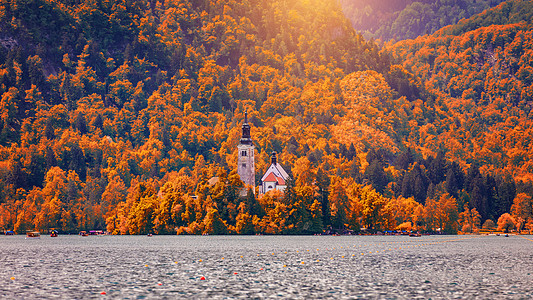 与阿苏普提奥朝圣教堂对布莱德湖的秋天观 特里格拉夫图片