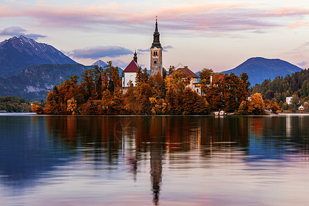 与阿苏普提奥朝圣教堂对布莱德湖的秋天观 阿尔卑斯山图片