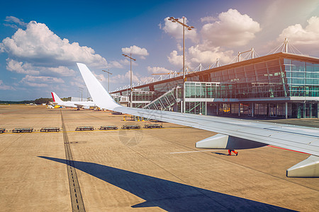机场与飞机和公务车辆相交的机场及服务车辆 航天工业 空气图片