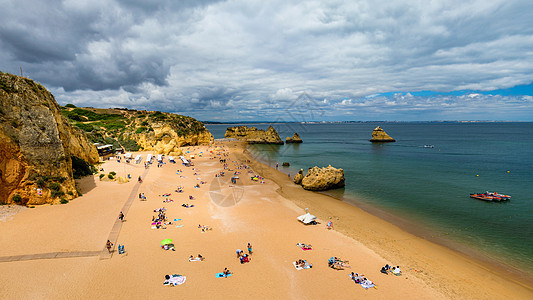 海滩 带有松绿的海水和悬崖 Portug 自然 拉各斯图片