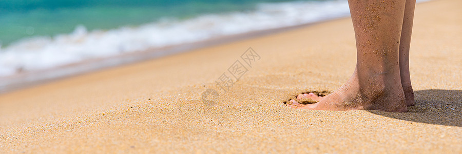 近身紧贴着站在海边的年轻女子的腿 热带 晶莹剔透图片