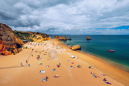 海滩 带有松绿的海水和悬崖 Portug 绿松石 葡萄牙图片