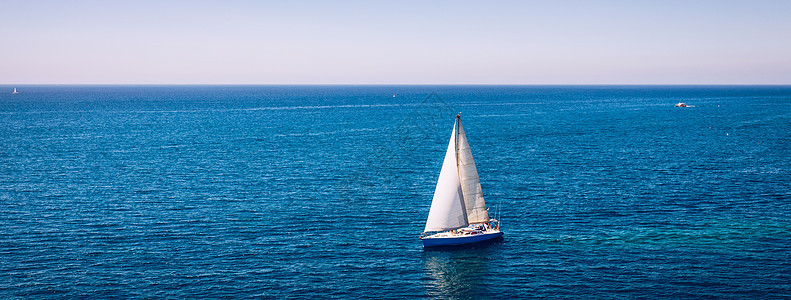 白帆船孤立在蓝色海水中 海上游艇 海洋 速度图片