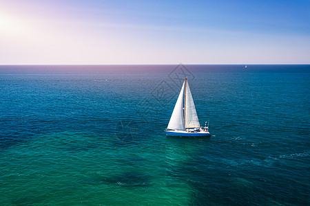 帆船夏令营白帆船孤立在蓝色海水中 海上游艇 划船 假期背景