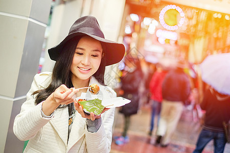 亚裔年轻女性模式 吃打包子的亚洲青年女性模式 Takoyak 新鲜的 幸福图片