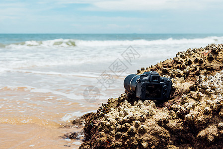 DSLR 在海浪下浸湿的石沙滩上的德国航天中心照相机 技术图片