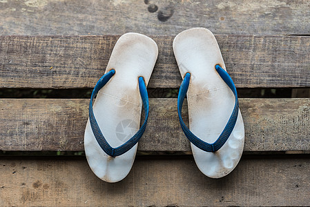 木楼梯上的凉鞋或人字拖蓝色 时尚 旅行 商业 蓝色的图片