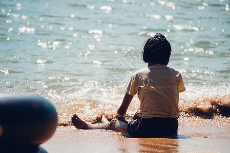 亚裔女孩在海滩海上旅行中玩得开心快乐 夏天图片