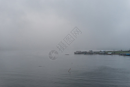 清晨雾雾的河流和民船风景 薄雾 旅游 天气 桥图片