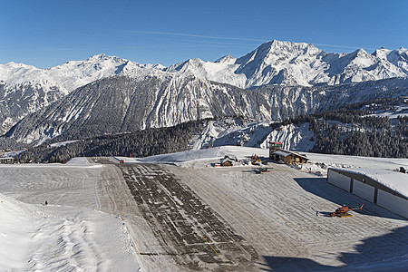 Altiport机场高山山脉雪雪覆盖阿尔卑斯山 爬坡道 跑道图片