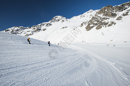 高山滑雪度假胜地的平板滑雪场上的滑雪者 高雪维尔图片