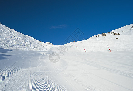 在高山滑雪度假胜地看到一条活塞 户外活动 假期 滑雪胜地图片