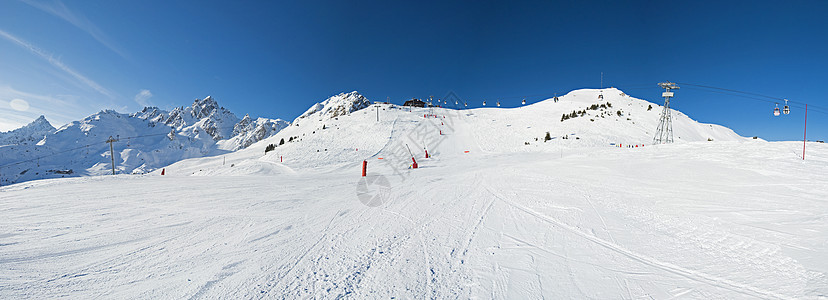 在高山滑雪度假胜地看到一条活塞 运动 滑雪道 高雪维尔图片