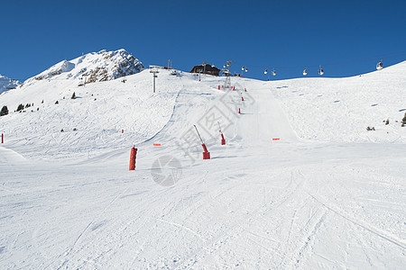 在高山滑雪度假胜地看到一条活塞 休闲活动 冬季运动 梅里贝尔图片