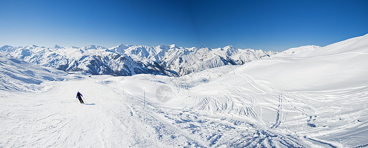 高山滑雪度假胜地的平板滑雪场上的滑雪者 活动图片