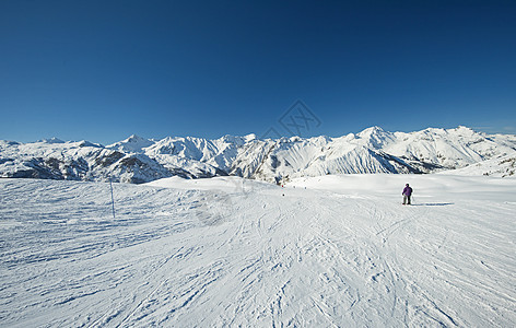 高山滑雪度假胜地的平板滑雪场上的滑雪者 休闲活动图片
