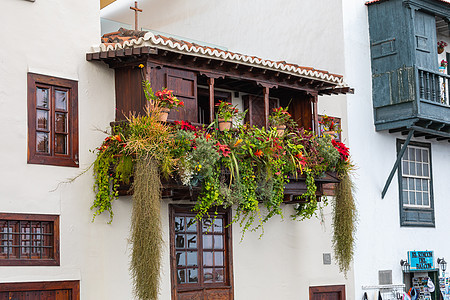 著名的古老多彩的阳台 装饰着鲜花 岛图片