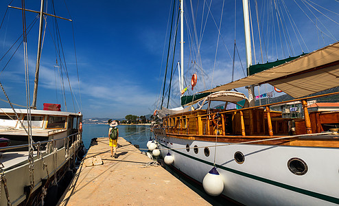 在港口停靠的船 在地中海码头停靠 木板路 划船图片