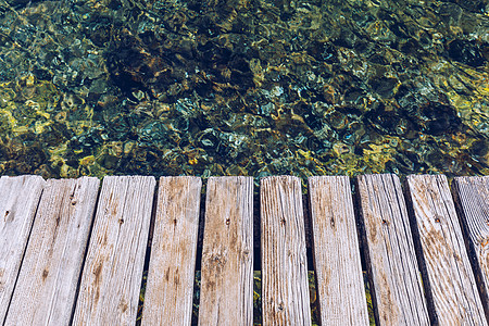 海空木板可用于展示或展示 宁静 湖 假期 人行道图片