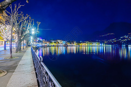 Lugano 的晚夜视图图片