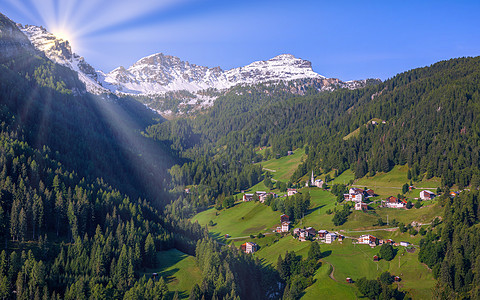 Dolomites山脉和传统村庄 北北部 房子 云图片