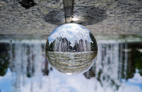 大城市喷泉 水晶玻璃透镜球反射图片