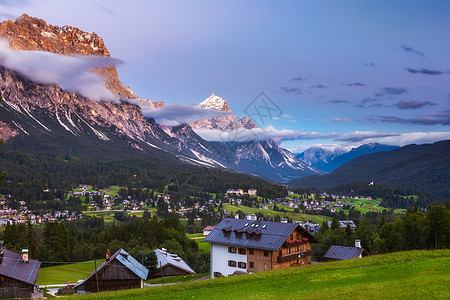 Dolomites山脉和传统村庄 北北部 高山 阿尔卑斯山图片