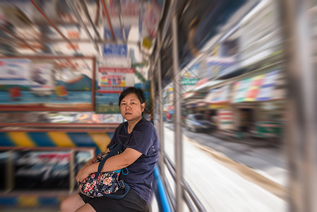 乘坐小型客车旅行的亚裔妇女 运输 游客 天 双条图片