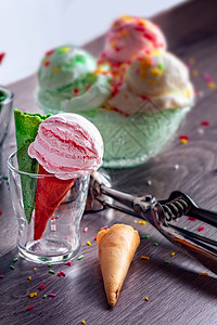 草莓冰淇淋Cone 三层底冰淇淋和冰淇淋勺图片