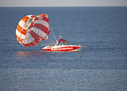 乘海上滑翔飞翔 闲暇 高的 观光旅游 男人 加勒比图片